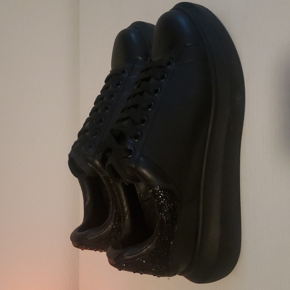 STEVE MADDEN " GASP" SNEAKERS